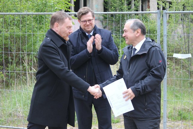 Ministerpräsident Michael Kretschmer (links) übergab den Fördermittelbescheid am 24. April an Oberbürgermeister Octavian Ursu (rechts). Das freute auch Bürgermeister Benedikt M. Hummel (Mitte).