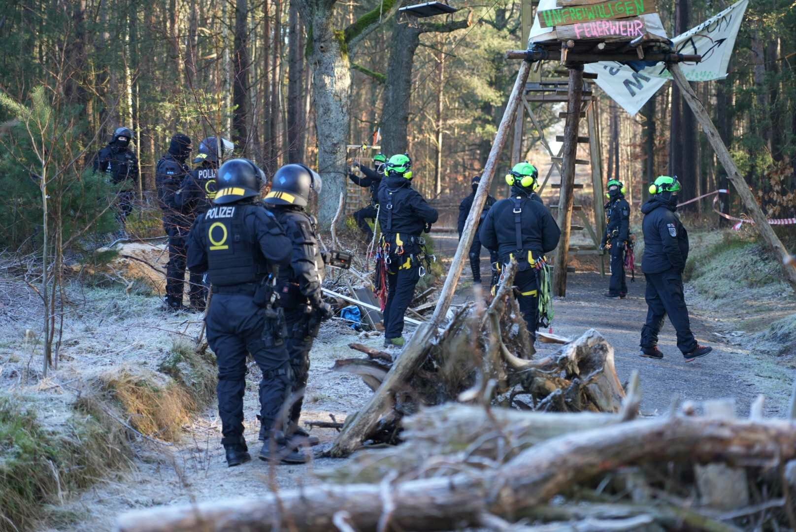 Das Heibo Camp bei Ottendorf Okrilla wird von der Polizei geräumt