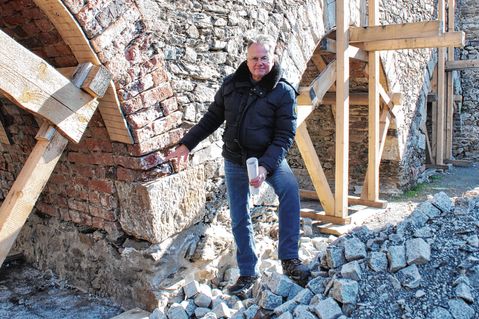 Thomas Röthig, Mitarbeiter im Geschäftsbereich Bau der Stadtverwaltung Großenhain, erklärt die unterschiedlichen Gesteinsarten der Schlossbrücke.