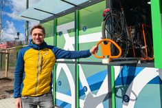 Vor gut einem Jahr führte Radebeuls Tiefbauamtsleiter Oliver Lange die praktische Fahrradbox in Radebeul vor.