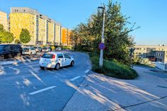 An der Seite des Parkplatzes an der Bahnhofstraße (links im Bild) soll die neue Haltestelle entstehen. Fußläufig wäre dann das neue Medizinische Versorgungszentrum (rechts in Bild) gut zu erreichen.