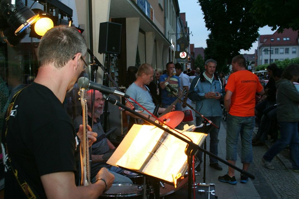 Für die Shoppingnacht am 13. Juli in Lübben sucht die Kreisstadt jetzt Musiker, die den Abend bereichern möchten - so wie etwa hier während der Shoppingnacht 2013.
