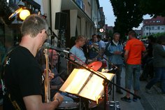 Für die Shoppingnacht am 13. Juli in Lübben sucht die Kreisstadt jetzt Musiker, die den Abend bereichern möchten - so wie etwa hier während der Shoppingnacht 2013.