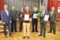 Gottfried Richter (l.) und Amtsausschussvorsitzender Frank Tischer (r.) mit den Silberelster Preisträgern Detlef Voigt (Mitte) Robert Peschmann und Michael Schadock von der Freiwilligen Feuerwehr Göllnitz (v.l.) sowie Reinhard Erbe (2. von rechts) als Vorsitzender des Kleintierzüchtervereins »FrühAuf«.   Foto:cjw