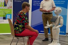Doris Härtel und Pepper führten jetzt in Cottbus eine Live-Interaktion in der Medizinischen Universität Lausitz-Carl Thiem vor, um zu demonstrieren, wie Roboter im Pfegealltag von Senioren eingesetzt werden könnten.