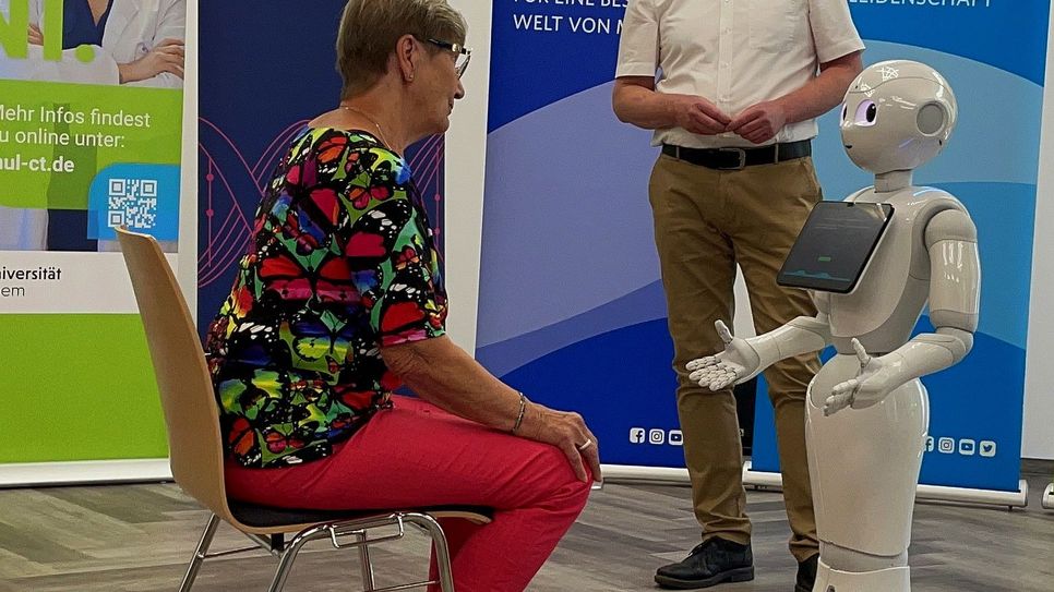 Doris Härtel und Pepper führten jetzt in Cottbus eine Live-Interaktion in der Medizinischen Universität Lausitz-Carl Thiem vor, um zu demonstrieren, wie Roboter im Pfegealltag von Senioren eingesetzt werden könnten.