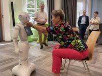 Doris Härtel und Pepper führten jetzt in Cottbus eine Live-Interaktion in der Medizinischen Universität Lausitz-Carl Thiem vor, um zu demonstrieren, wie Roboter im Pfegealltag von Senioren eingesetzt werden könnten.