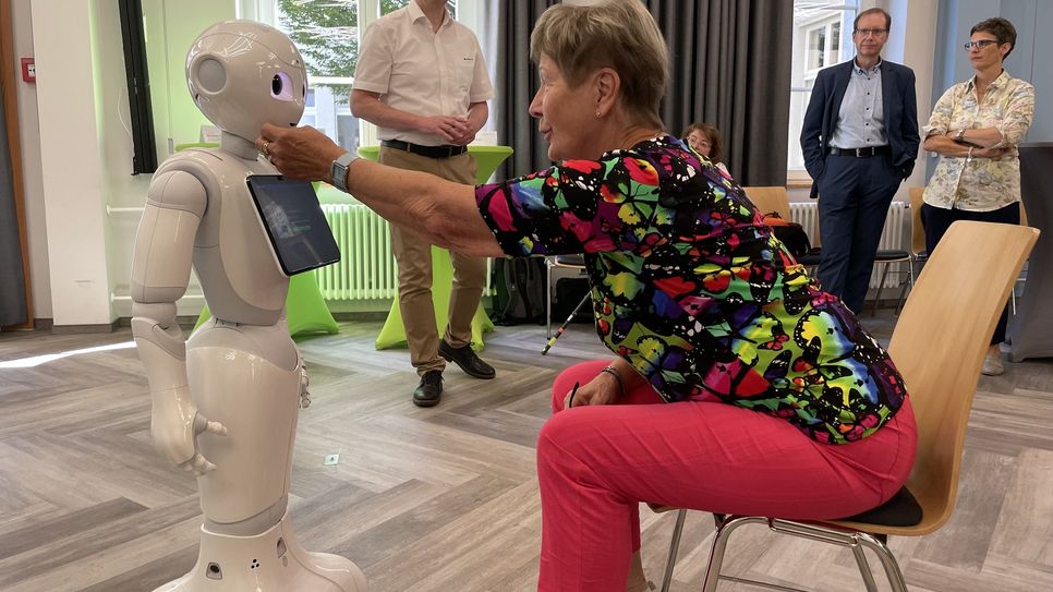 Doris Härtel und Pepper führten jetzt in Cottbus eine Live-Interaktion in der Medizinischen Universität Lausitz-Carl Thiem vor, um zu demonstrieren, wie Roboter im Pfegealltag von Senioren eingesetzt werden könnten.