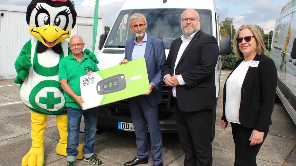 Maskottchen Vicky Wachtel und Wolfgang Feller von der Verkehrswacht Sachsen nehmen symbolisch den Fahrzeugschlüssel aus den Händen von Sachsens Innenminister Armin Schuster entgegen. Mit dabei sind der Präsident der Landesverkehrswacht, Andreas Nowak und Kati Walther (v.l.n.r.).