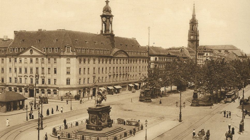 Blick auf den Neustädter Markt um 1920.