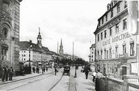 Blick vom Brückenkopf der Augustusbrücke zum Neustädter Markt um 1920.