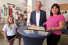 Stellvertretend für die Sponsoren war Frank Hänsch, Marktleiter im Marktkauf Lübben beim Anschnitt der Kindersommer-Torte durch Marit Dietrich, Geschäftsführerin der Tourismus, Kultur und Stadtmarketing Lübben GmbH dabei.