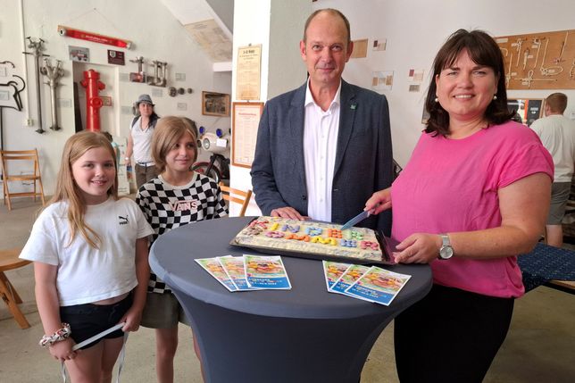 Stellvertretend für die Sponsoren war Frank Hänsch, Marktleiter im Marktkauf Lübben beim Anschnitt der Kindersommer-Torte durch Marit Dietrich, Geschäftsführerin der Tourismus, Kultur und Stadtmarketing Lübben GmbH dabei.