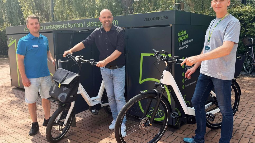 V.l.: Nico Kliempt (Mitarbeiter TKS, Spreewald Service), Jens Richter (Bürgermeister) und Mathias Wolff Klimaschutzmanager)