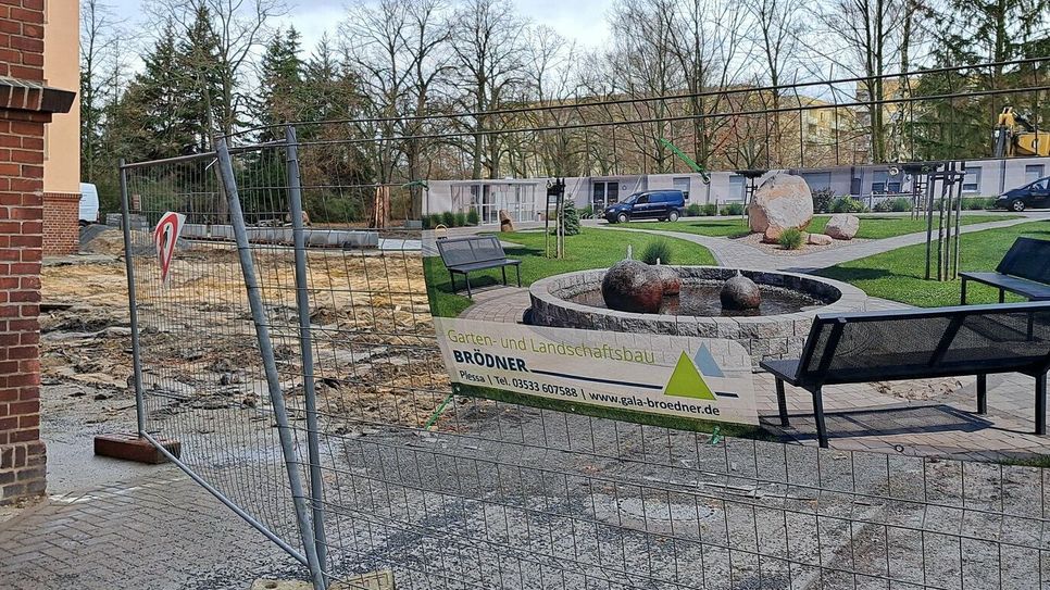 Die Sanierung der Betonflächen unmittelbar hinter dem Gebäude hat begonnen.