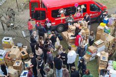 Am 17. März starteten zum ersten Mal vier Transporter und ein LKW des Familienwerks mit Hilfsgütern.