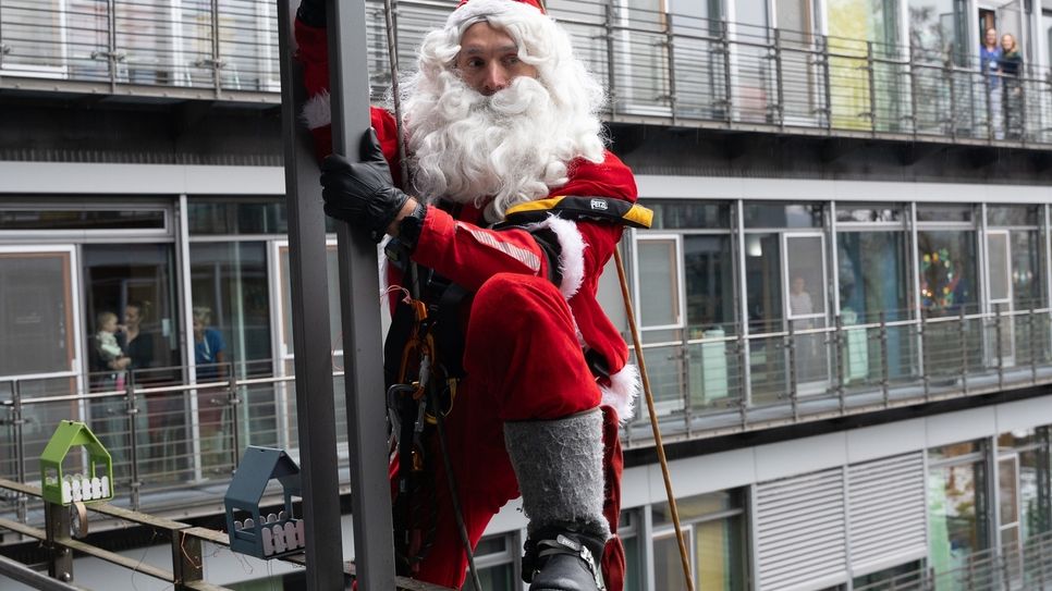 Aus allen Fenstern gab es erstaunte Blicke, als der Nikolaus an der Klinikfassade kletterte.