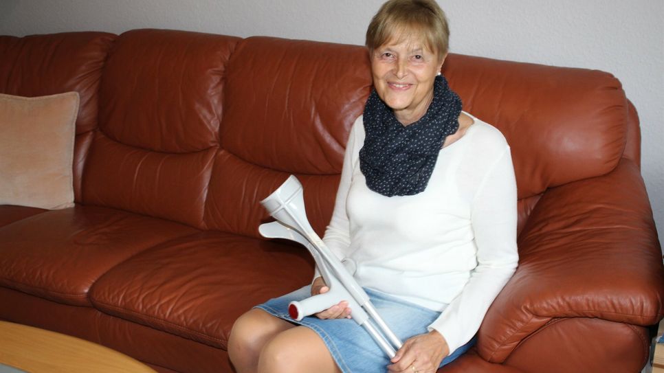 Christiane Schöler mit Krücken auf ihrem Sofa. Nach dem kaputten Kniegelenk im Sommer 2021 zog sie sich kürzlich einen Bänderriss zu.