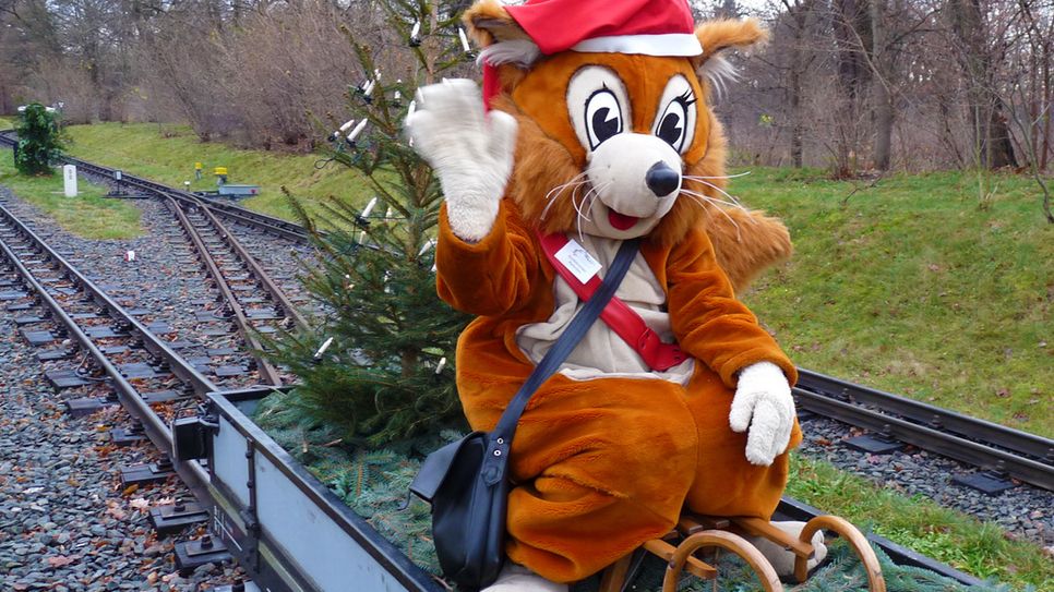 Parkolino, das Maskottchen der Parkeisenbahn, lädt Groß und Klein herzlich ein.