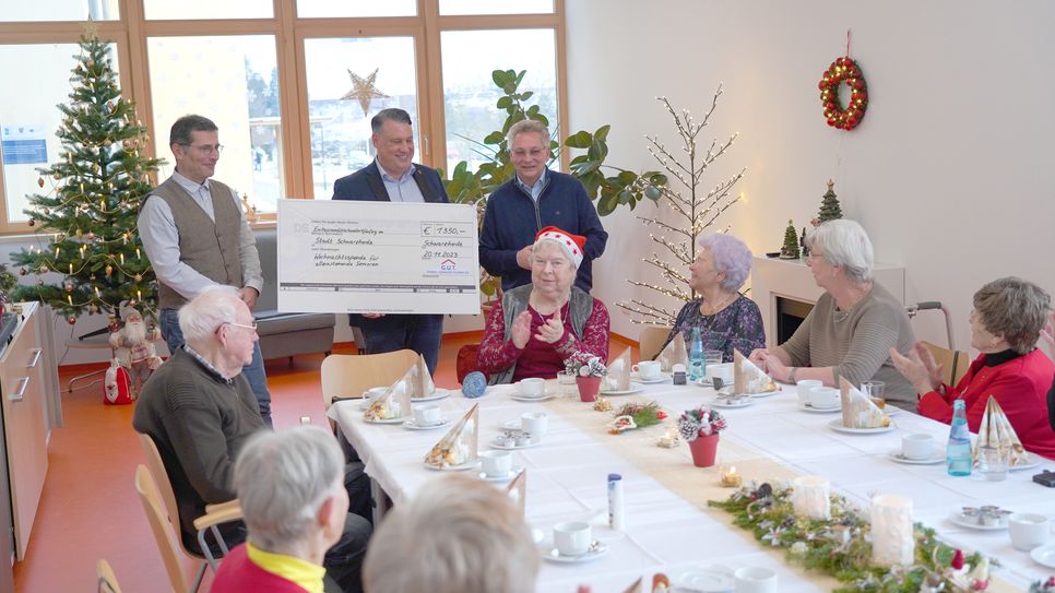 Die Fendel Gebäudetechnik KG überreichte einen Scheck an Bürgermeister Christoph Schmidt.