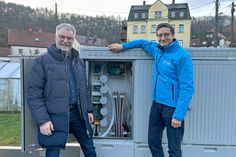 Oberbürgermeister Uwe Rumberg (li.) und Stadtwerke-Geschäftsführer Matthias Leuschner an der neuen Schaltzentrale für Glasfaserinternet in Saalhausen.