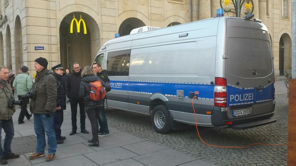 Wartende Reporter und Fotografen von verschiedenen Medien. Auch ein Fernsehteam aus Prag ist vor Ort. (Fotos: Mike Schiller)