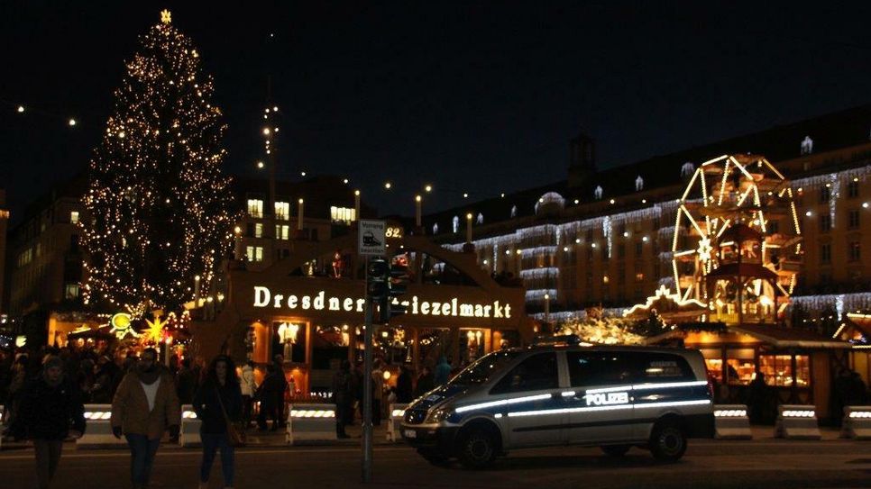 Polizeiwagen vor dem Schwibbogen (Fotos: Pönisch)