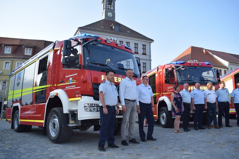 Am 4. September wurden die neuen Fahrzeuge der Öffentlichkeit präsentiert. Mit dabei waren die Bürgermeister, Amtsleiter und Kameraden der Freiwilligen Feuerwehr.