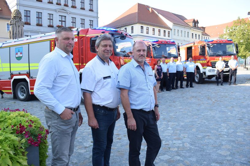 (Ober-)Bürgermeister unter sich: Rico Pfeiffer aus Ottendorf-Okrilla, Holm Große aus Bischofswerda und Thomas Wuttke aus Lichtenberg (v.l.). Diese drei Kommunen haben die neuen Fahrzeuge erhalten.