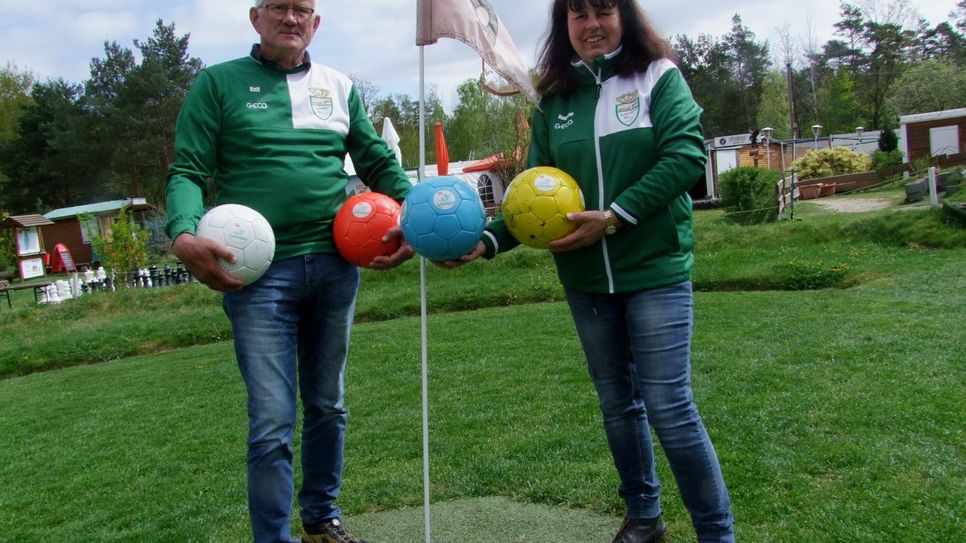 Die Betreiber der Ottendorfer Soccergolfanlage, Dagmar und Ralf Fellendorf, freuen sich auf den Sommer: Findet vom 12. bis 14. Juli 2024 - zum zweiten Mal nach 2022 - wieder ein Internationales Matchplay-Turnier des Soccergolf-Weltverbandes auf ihrem Platz statt. Da werde »Ottendorf-Okrilla für ein Wochenende zur Soccergolf-Weltstadt«, so die 63-jährige Dagmar Fellendorf.  Foto: Rainer Könen