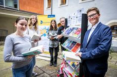 Die Pirnaer Jugendjury, bestehend aus Xenia (18), Sarah (18), Sophia (14), Vinzent (14) und Carlo (14), hat fünf Titel aus dem aktuellen deutschen Jugendbuchangebot für den Lesepreis nominiert (v.l.).