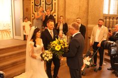 Beigeordneter Jan Pratzka gratuliert dem ersten Hochzeitspaar.