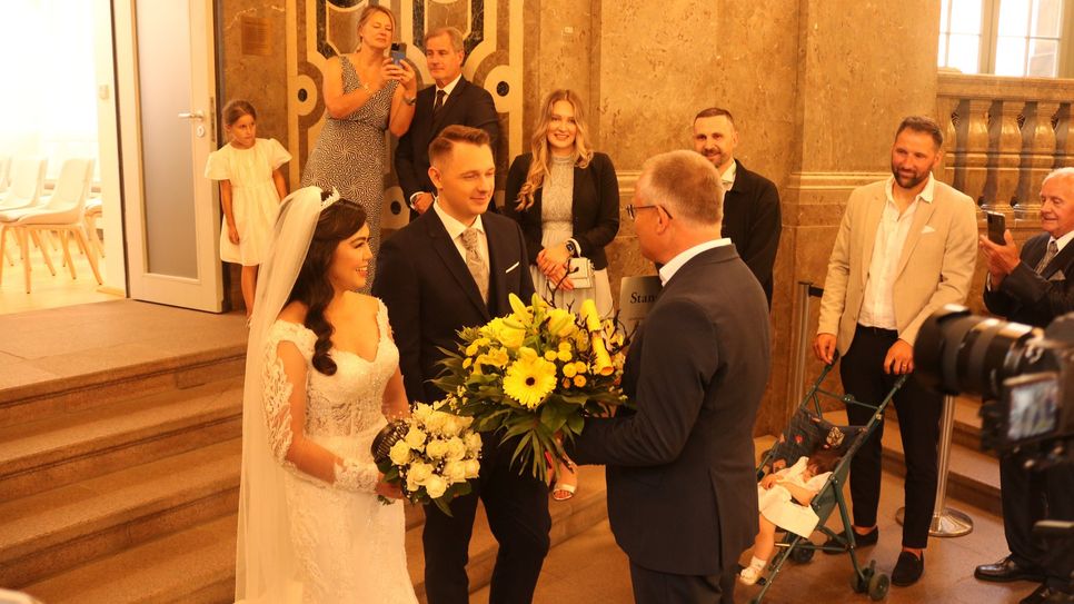 Beigeordneter Jan Pratzka gratuliert dem ersten Hochzeitspaar.