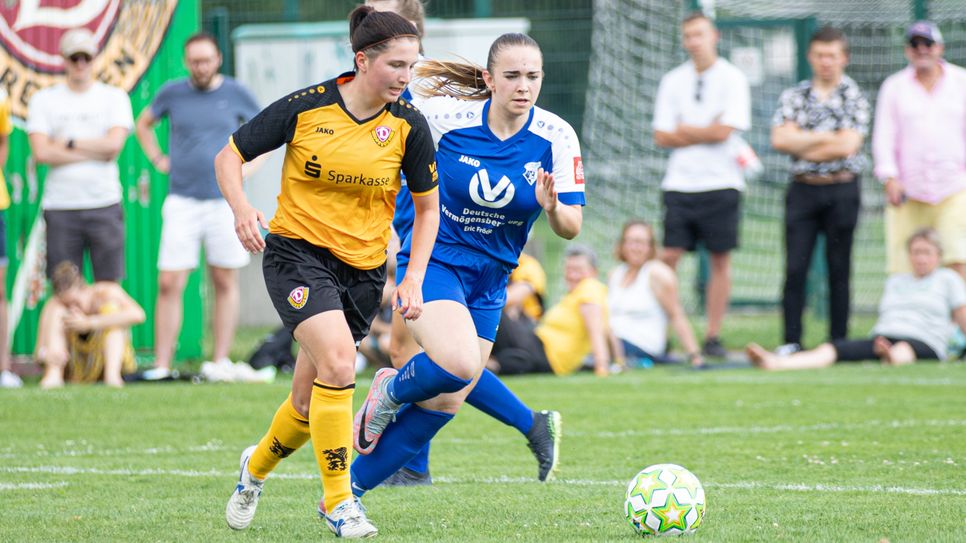 Bei sommerlichen 34 Grad Celsius bestrit die Frauenmannschaft von Dynamo Dresden ihr erstes Spiel in der Vereinsgeschichte.