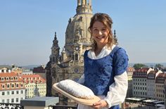 Auf einer Dachterrasse mit Blick auf die Dresdner Frauenkirche präsentiert sich Lorna Prenzel bei ihrem ersten Auftritt als 30. Stollenmädchen.