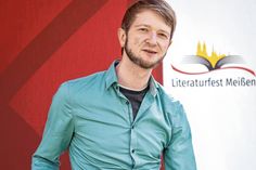 Ein Literaturfestpreis an Bejamin Baumann für seinen politischen Gedichtband »Kollateralschädel«.