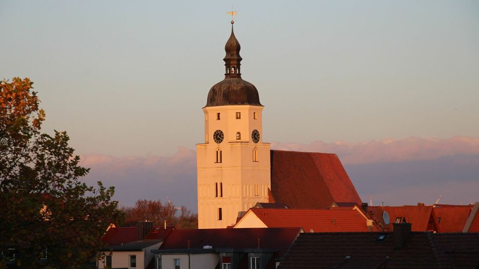 Die Paul-Gerhardt-Kirche Lübben im Abendlicht. Am Valentinstag steigt dort um 18 Uhr ein Schlagergottesdienst.