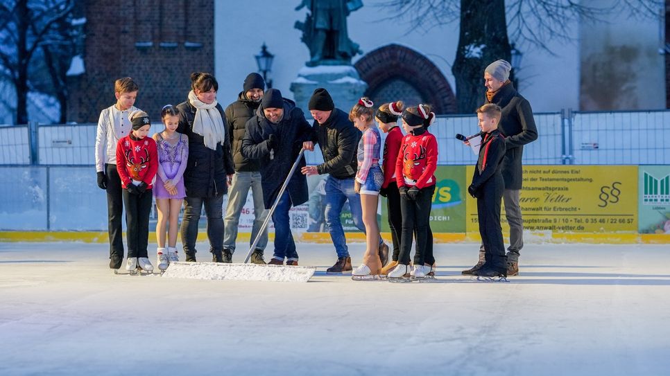 Die stimmungsvolle Eröffnung der Lübbener Eislaufbahn.