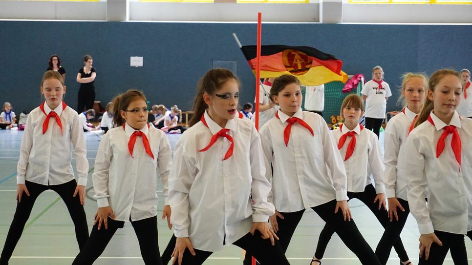 Rote Halstücher und DDR-Flagge: Viele Requisiten dürften den Zuschauern bei der Kindertanzgala „Go West” am 11. Juni in der Stadthalle bekannt vorkommen. Zu erleben gibt es Musik, Tanz, eine spannende Liebesgeschichte und viele Erinnerungen. Foto: Jan Hornhauer