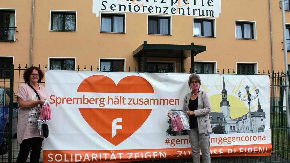 Marita Oldenburg (li.) lieferte bereits mehrfach Mund-Nase-Masken an Heike Weidner-Wollny, Einrichtungsleiterin des Spremberger Seniorenzentrums Lausitzperle. Foto: pm