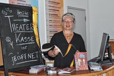Ann-Kristin Böhme, die Geschäftsführerin der Theater Meißen gGmbH eröffnet den Vorverkauf in ihrem Haus.