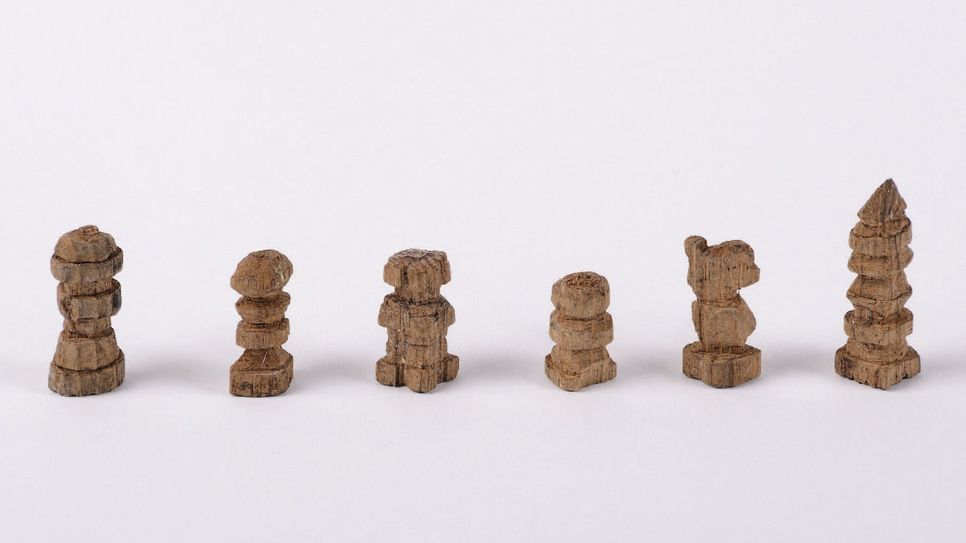 Im Museum zu sehen: Geschnitze Figuren eines Schachspiels.
