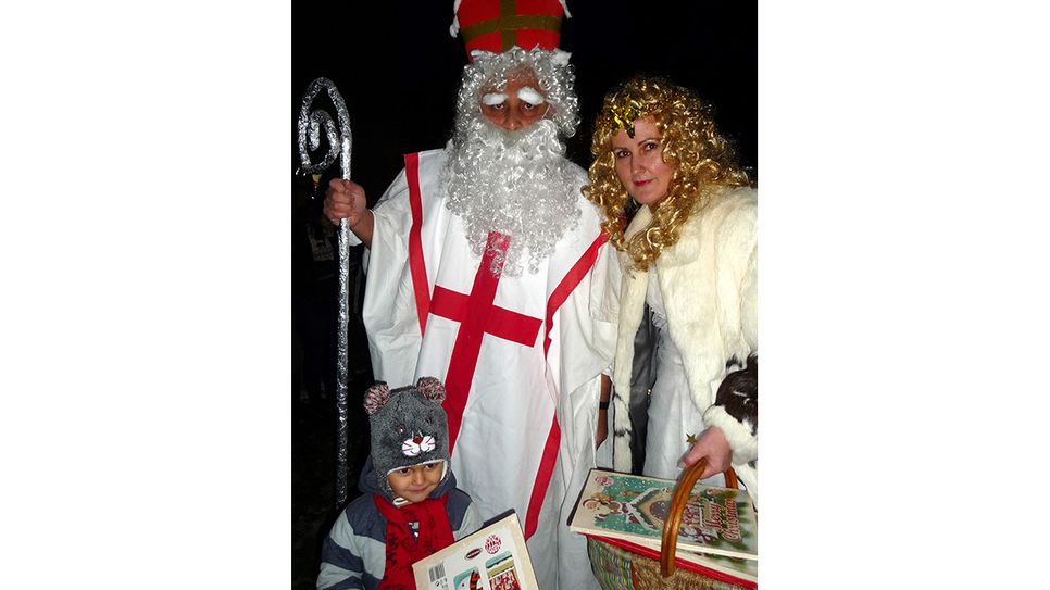 Der Nikolaus und sein Engel beschenken den kleinen Pawel.