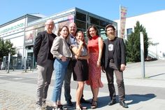 Steffen Pietsch (Leiter junges.studio), Luisa Foki-Koepp (Referentin der Operndirektorin), Manuel Schöbel (Intendant und Geschäftsführer), Natalie Wagner (Künstlerische Leiterin der Tanzcompagnie), Franziska Till (Theaterpädagogin und Organisatorische Leitung des Figurentheaters), Jan Meyer (Oberspielleiter Schauspiel, v.l.n.r.) vor den Spielstätten der Landesbühnen in Radebeul.