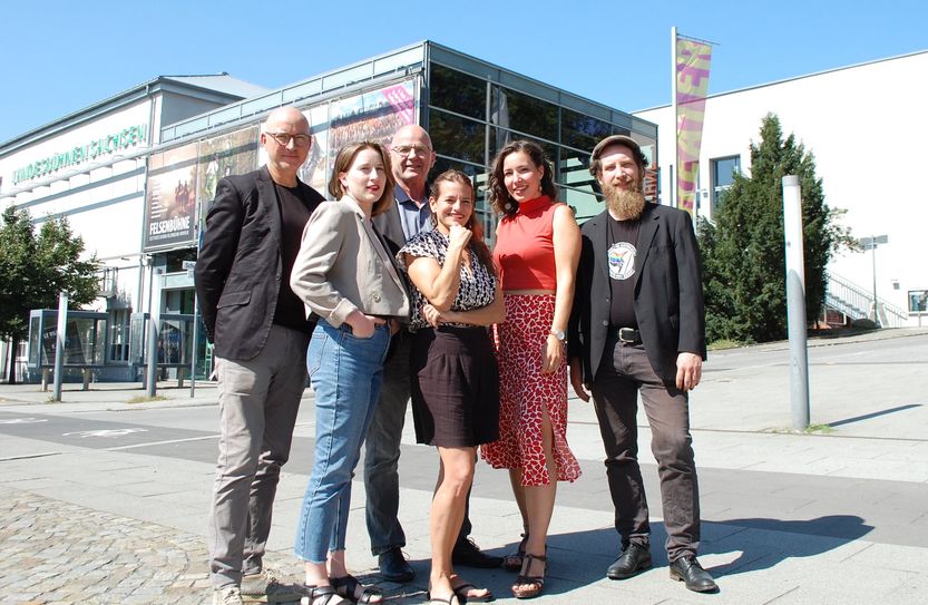 Steffen Pietsch (Leiter junges.studio), Luisa Foki-Koepp (Referentin der Operndirektorin), Manuel Schöbel (Intendant und Geschäftsführer), Natalie Wagner (Künstlerische Leiterin der Tanzcompagnie), Franziska Till (Theaterpädagogin und Organisatorische Leitung des Figurentheaters), Jan Meyer (Oberspielleiter Schauspiel, v.l.n.r.) vor den Spielstätten der Landesbühnen in Radebeul.