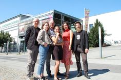 Steffen Pietsch (Leiter junges.studio), Luisa Foki-Koepp (Referentin der Operndirektorin), Manuel Schöbel (Intendant und Geschäftsführer), Natalie Wagner (Künstlerische Leiterin der Tanzcompagnie), Franziska Till (Theaterpädagogin und Organisatorische Leitung des Figurentheaters), Jan Meyer (Oberspielleiter Schauspiel, v.l.n.r.) vor den Spielstätten der Landesbühnen in Radebeul.