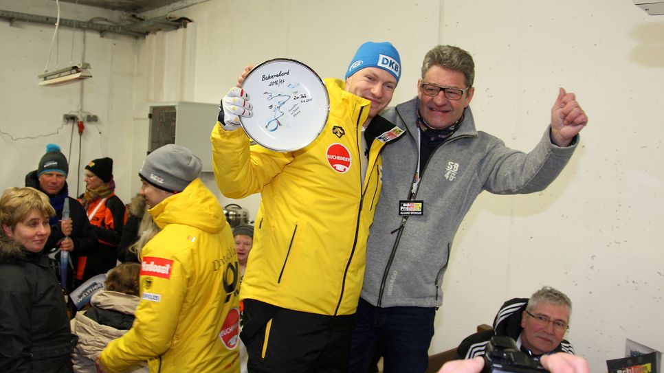Auch Pirnas Oberbürgermeister Klaus-Peter Hanke kam nach Altenberg und beglückwünschte "seinen" Bobpiloten.  Foto: Förster