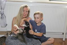 Marleen Hannusch und ihr Sohn Paul kümmern sich derzeit um vier verwaiste Katzenkinder.