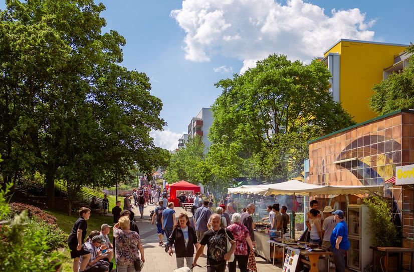 Bei wunderbarem Wetter tummelten sich zum Westhangfest-Jubiläum im vergangenen Jahr zahlreiche Besucher auf der Festmeile.