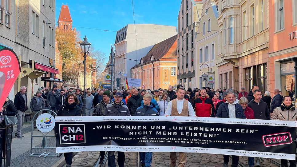 Handwerker, Unternehmer, Bürger demonstrierten gemeinsam durch die Cottbuser Innenstadt.